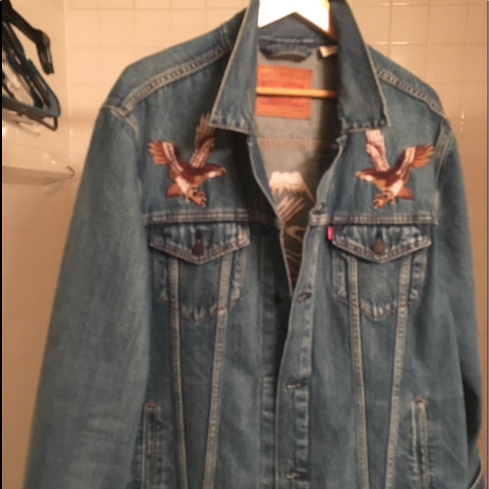 🏈🏈Men's Levi's denim jacket with embroidery.